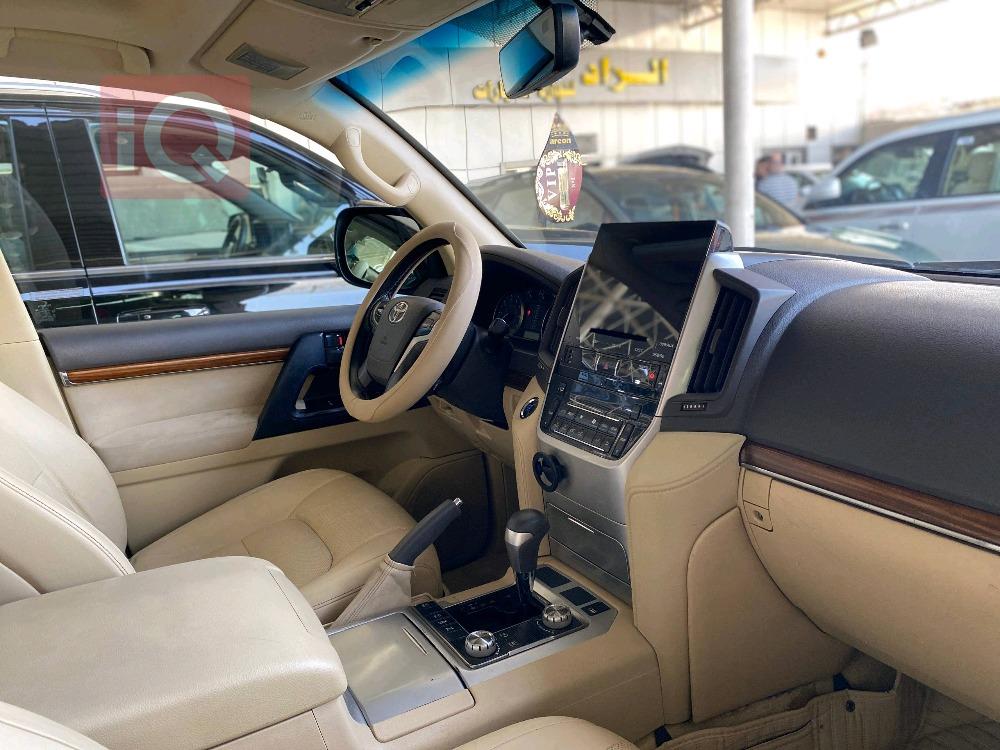 تۆیۆتا لاند کروزەر